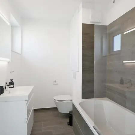 Amazing In Lembruch-dmmer See With 2 Bedrooms, Wifi And Indoor Swimming Pool * Лембрух