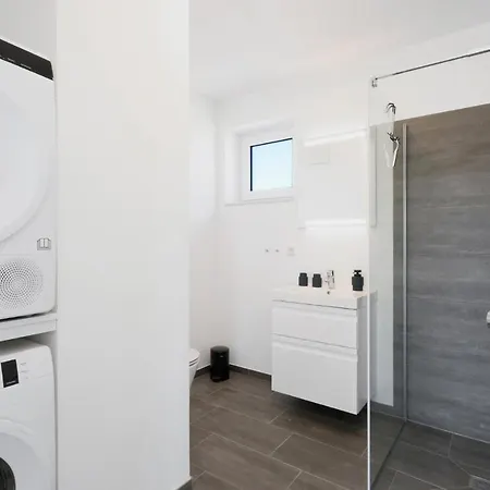 Апартаменты Amazing In Lembruch-dmmer See With 2 Bedrooms, Wifi And Indoor Swimming Pool *